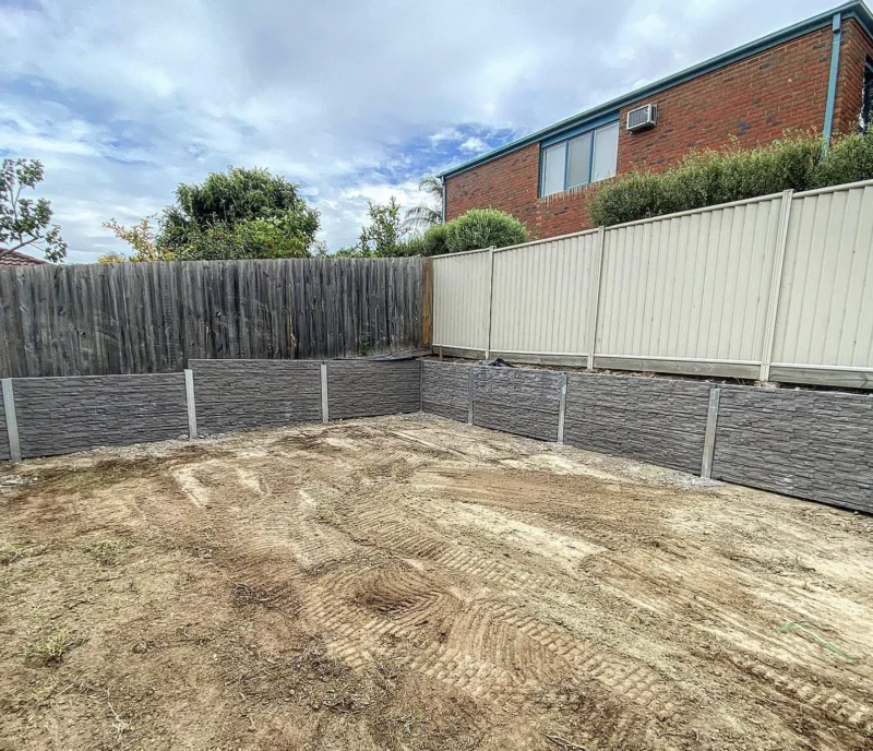 25m x 1m Charcoal Manhattan Retaining Wall – Endeavour Hills by Ferguson Landscape & Design and Supplied by Sunset Sleepers