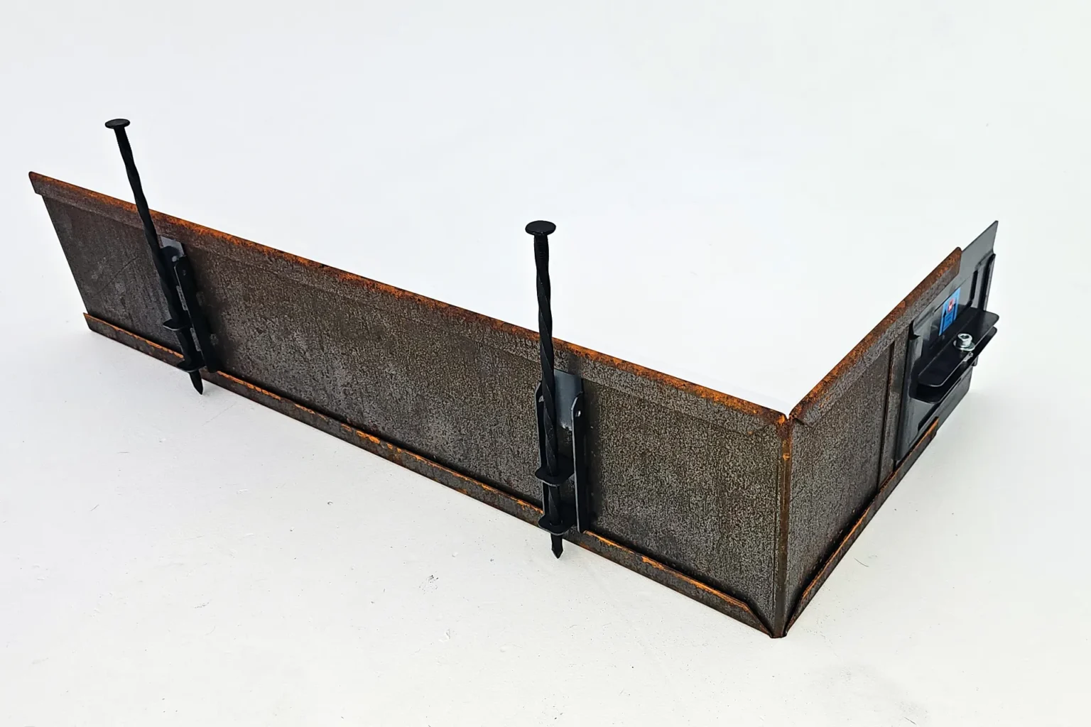 Metwall FormFlow Square Internal Corners With Hardware.webp